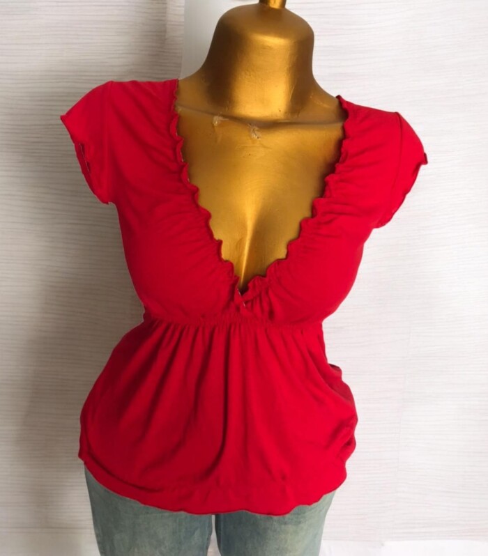 Top rouge décolleté froncé